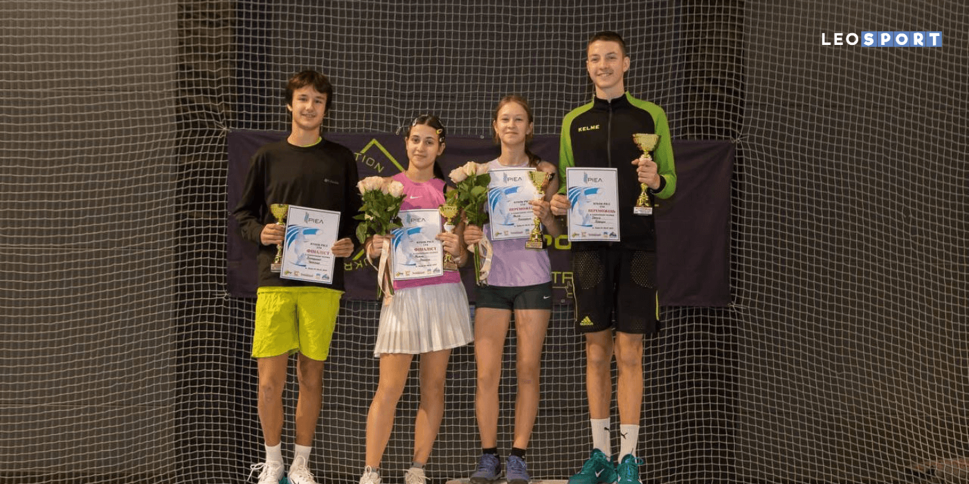 Діти з кубками на кортах LEOSPORT